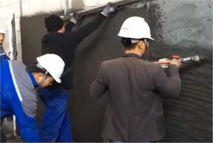 6人組機(jī)械化抹灰（自動輸送、自動攪拌和噴涂、刮平及收面）
