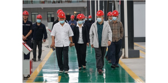 2022-5-10黃學(xué)工等省工信廳總工程師、一級(jí)巡視員市工信局姚曉麗局長(zhǎng)等領(lǐng)導(dǎo)視察萬(wàn)眾集團(tuán)