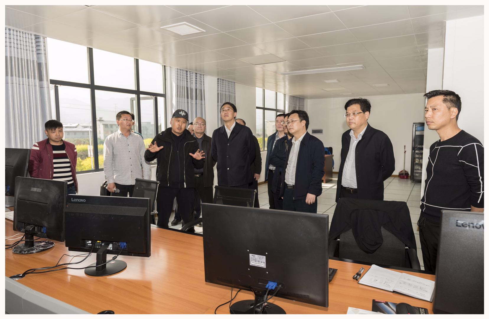 張家界市委、常委常務(wù)副市長(zhǎng)羅智斌一行來(lái)我公司調(diào)研指導(dǎo)工作
